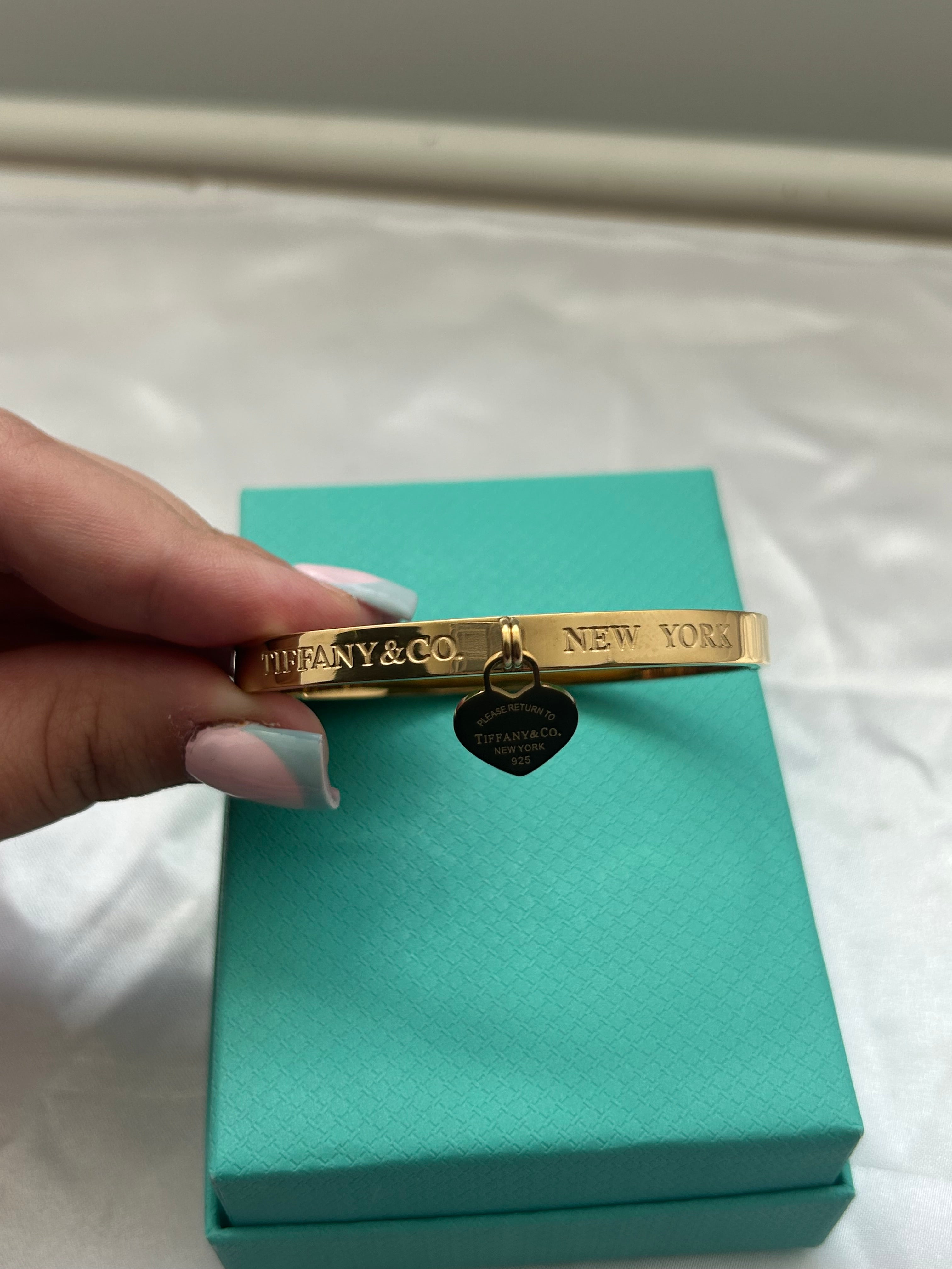 T New York Gold Heart Bangle