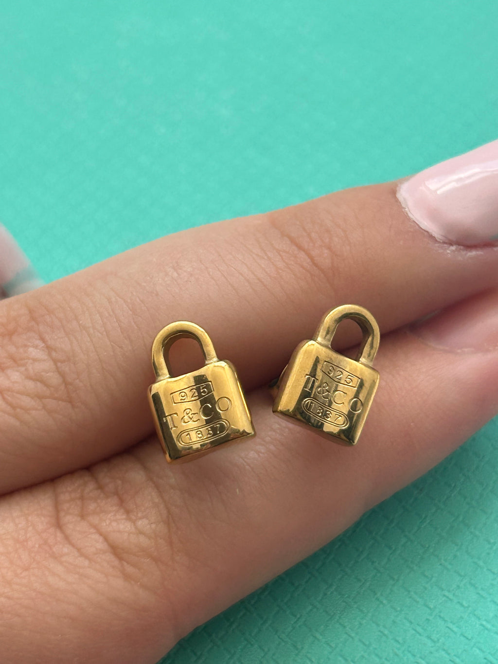 T New York Mini Gold Padlock Studs