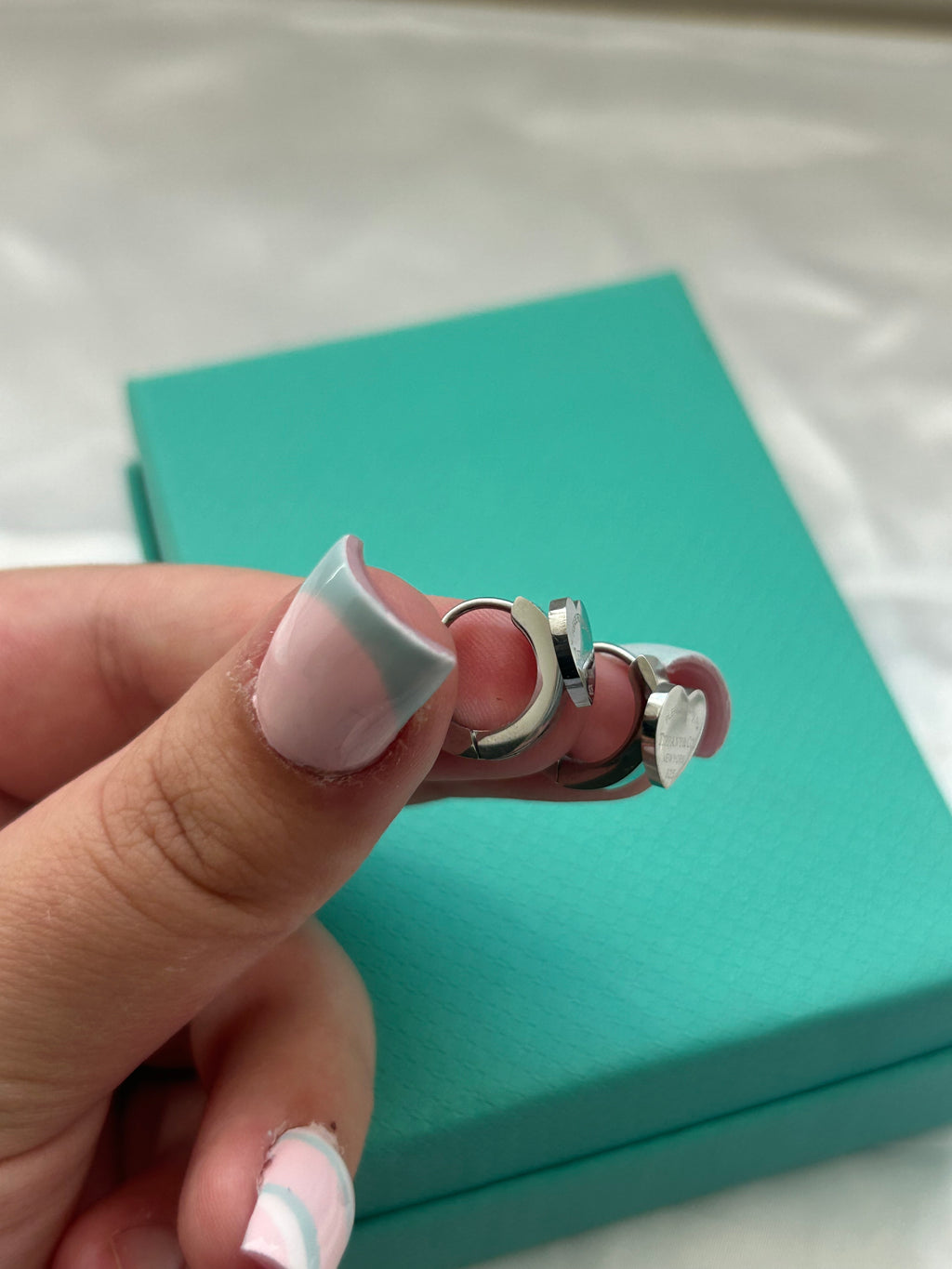 T New York Silver Heart Hoops